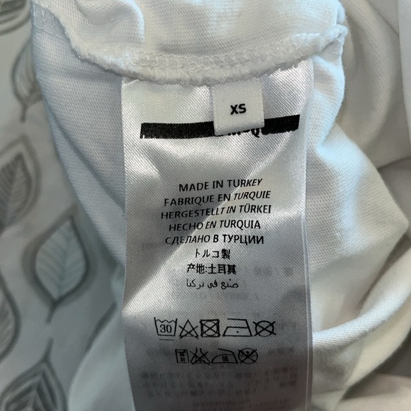 McQ Alexander McQueen Men's White and Cream T-shirt
Size XS - Picture 6 of 6